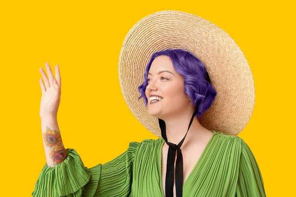 Hermosa mujer joven con pelo violeta sobre fondo de color. Muy Peri - el color del año 2022 - Foto, Imagen