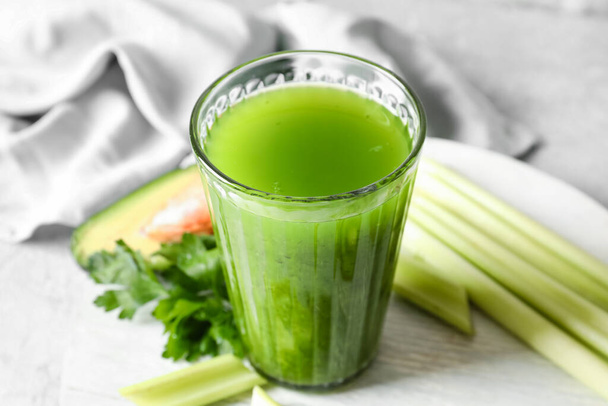 Bicchiere di succo verde sano sul tavolo - Foto, immagini