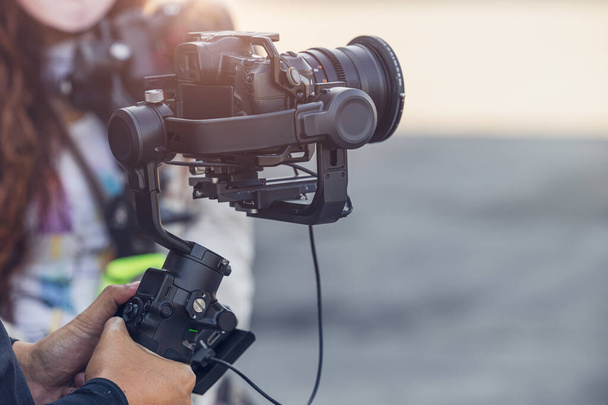 Moottoroitu Gimbal, ihmiset käyttävät digitaalikameraa anti ravistamalla videotuotannon kohtaus stabilointiaine - Valokuva, kuva