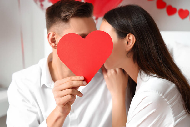Schönes junges Paar feiert Valentinstag zu Hause - Foto, Bild