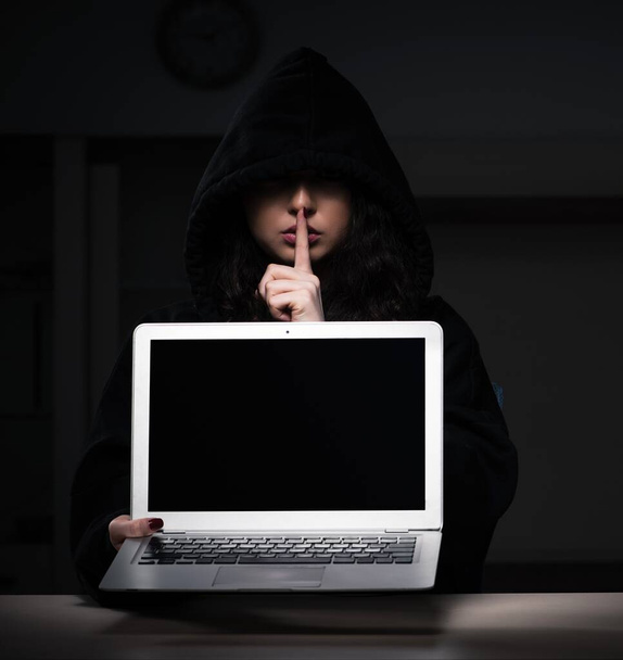 Женщина-хакер взломала брандмауэр безопасности в конце рабочего дня - Фото, изображение