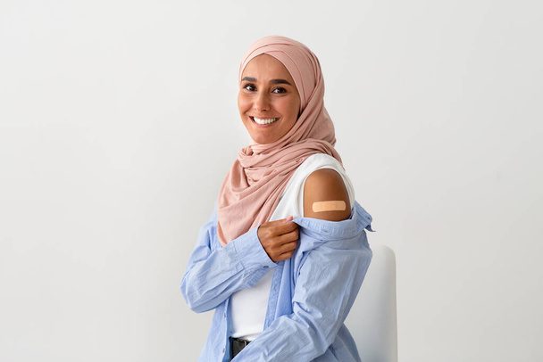 Aşılandım ben. Aşıdan sonra Omuz Sargısını Gösteren Müslüman Kadın - Fotoğraf, Görsel