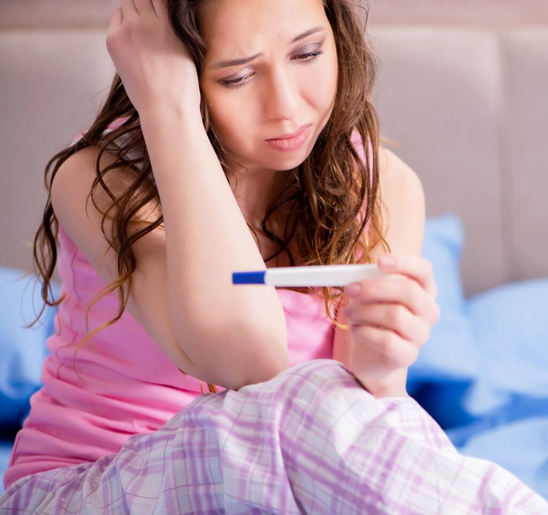 Femme bouleversée par les résultats des tests de grossesse - Photo, image