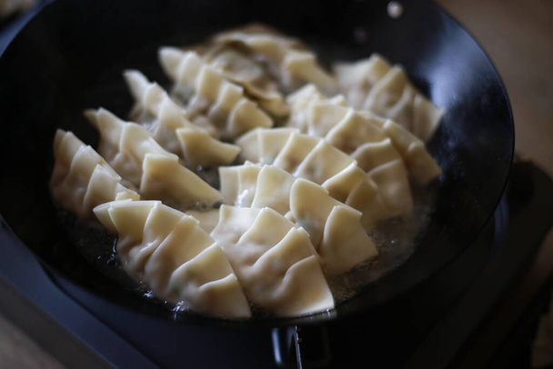 het maken van dumplings close-up proces - Foto, afbeelding