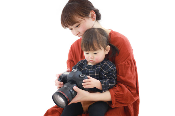 Női operatőr képeket készít a gyerekről - Fotó, kép