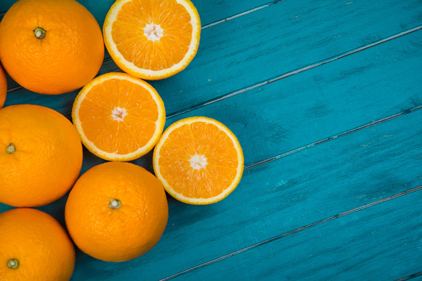 Свежие органические апельсины на деревянном фоне
 - Фото, изображение