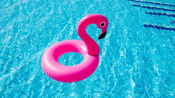 Fenicottero da spiaggia. Fenicottero gonfiabile rosa in acqua per lo sfondo della spiaggia estiva. Festa in piscina galleggiante - Foto, immagini