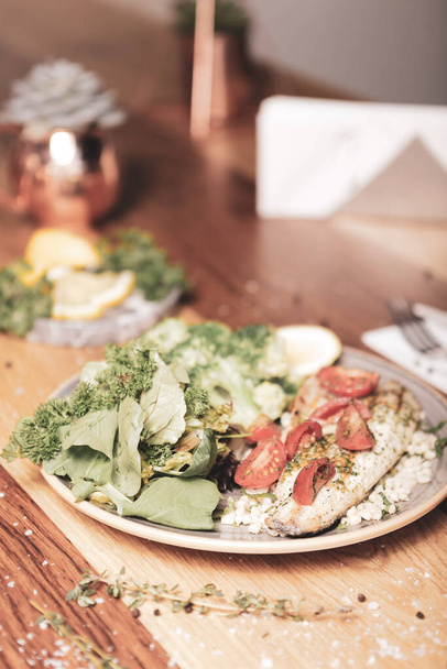 Ceviz ve peynirli sağlıklı salata. - Fotoğraf, Görsel