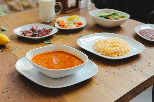 Вкусные домашние блюда, суп, плов и айран  - Фото, изображение