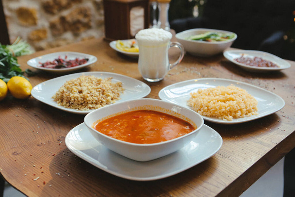 Délicieux plats faits maison, soupe, pilaf et ayran  - Photo, image