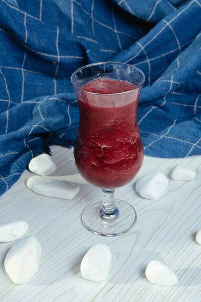 Летние красочные фруктовые коктейли или замороженные фрукты. Здоровый, детоксикационный напиток. - Фото, изображение