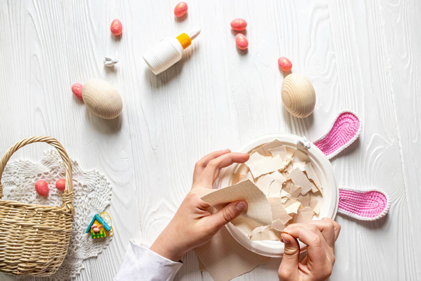 DIY pomysły na stworzenie dekoracji wielkanocnej. Krok po kroku instrukcja robienia jajek z papier mache. Krok 2 Ręce łzawienie papieru do jaj wielkanocnych - Zdjęcie, obraz