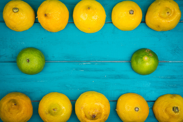 taze organik limon ve limes ahşap zemin üzerinde - Fotoğraf, Görsel