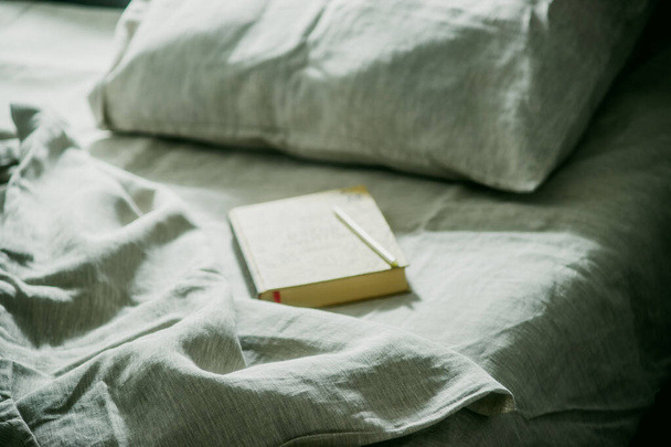 Jegyzetfüzet az ágyon közelkép - Fotó, kép