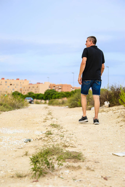 Przystojny i zdrowy mężczyzna, który dba o siebie ma 60 lat, na polu w Alicante - Zdjęcie, obraz