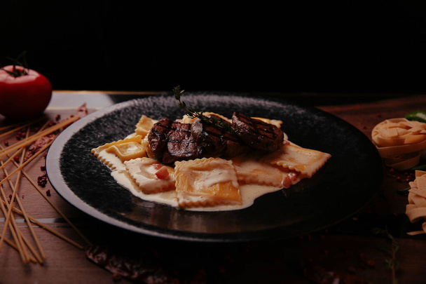 frissen grillezett marhahús  - Fotó, kép