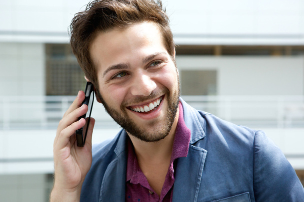 Улыбающийся мужчина звонит по мобильному телефону
 - Фото, изображение