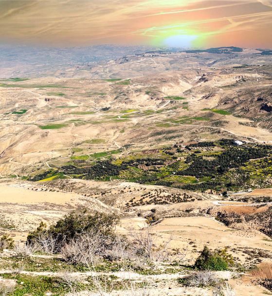 晴れた日にヨルダンのネボ山。ネボ山は817mの峰である。. - 写真・画像