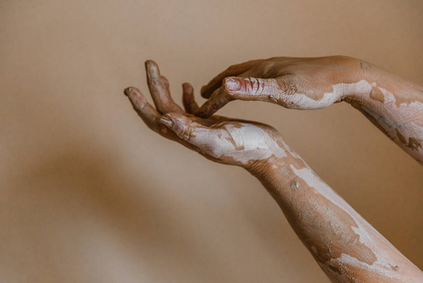 Kadın seramikçi elleri kil tabakları yontuyor - Fotoğraf, Görsel
