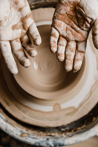 Weibliche Keramikhände formen Tongeschirr - Foto, Bild