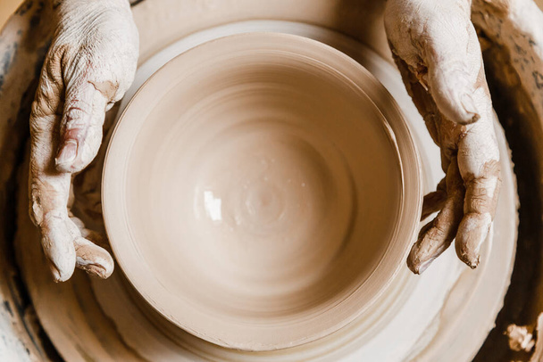 Manos ceramistas hembra esculpir platos de arcilla - Foto, imagen