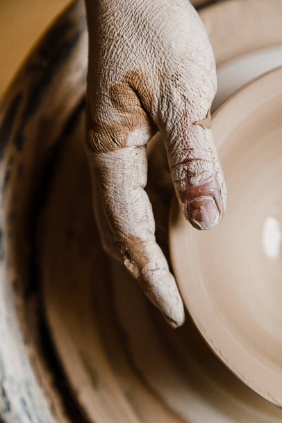 女性陶芸家の手彫刻粘土料理 - 写真・画像