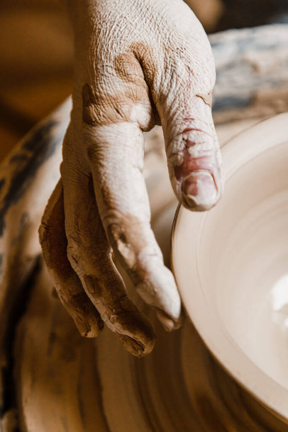 Mulheres ceramistas mãos esculpir pratos de barro - Foto, Imagem