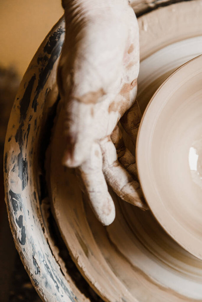 Manos ceramistas hembra esculpir platos de arcilla - Foto, imagen