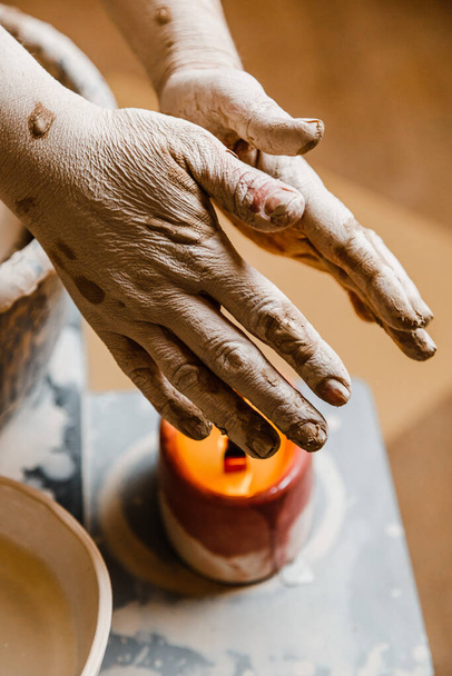 Γυναικεία κεραμοειδή χέρια σμιλεύουν πήλινα πιάτα - Φωτογραφία, εικόνα