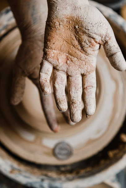 女性陶芸家の手彫刻粘土料理 - 写真・画像
