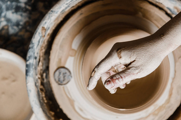 Kadın seramikçi elleri kil tabakları yontuyor - Fotoğraf, Görsel