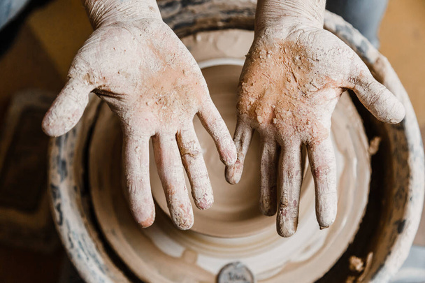 Ženské keramické ruce sochařské hliněné nádobí - Fotografie, Obrázek