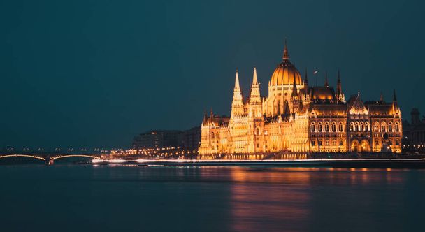 plano nocturno del edificio del Parlamento en Budapest Hungría - Foto, Imagen
