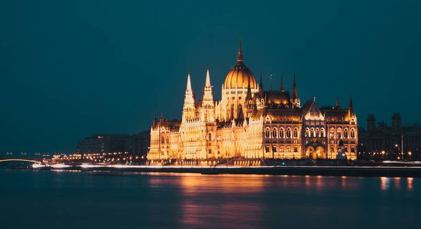 night shot of Parliament building in Budapest  Hungary - Foto, imagen