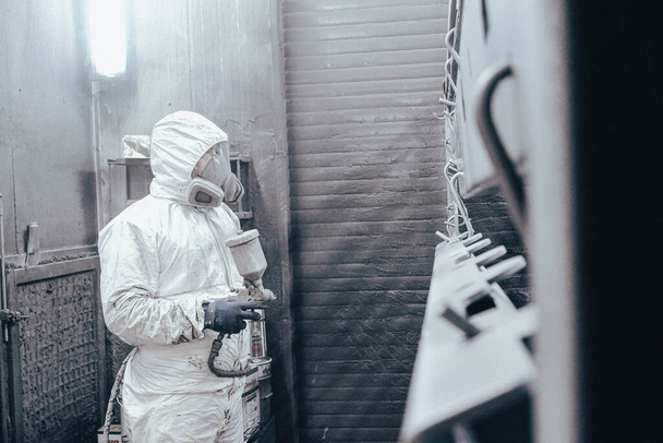 Fabriek, personeel dragen chemische beschermende kleding op het werk. Verfspuiten. - Foto, afbeelding