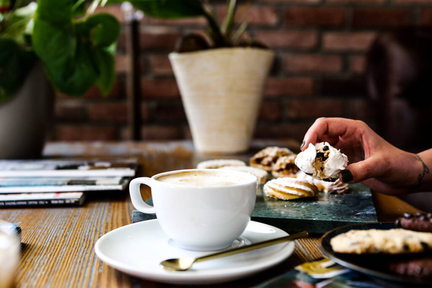 Verre de café filtre avec de délicieux biscuits - Photo, image
