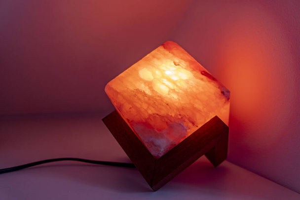 Декоративная лампа и энергетическая соль, гималайская соль
. - Фото, изображение