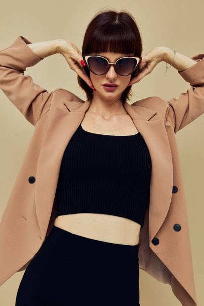 photo pretty woman in sunglasses short haired suit gesturing with hands Lifestyle unaltered - Фото, изображение