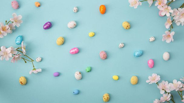Easter holiday background with flowers and egg decor top view - Фото, зображення