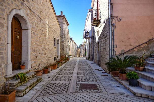 Az utca között a jellegzetes házak Buonalbergo, egy hegyi falu a tartomány Benevento, Olaszország. - Fotó, kép