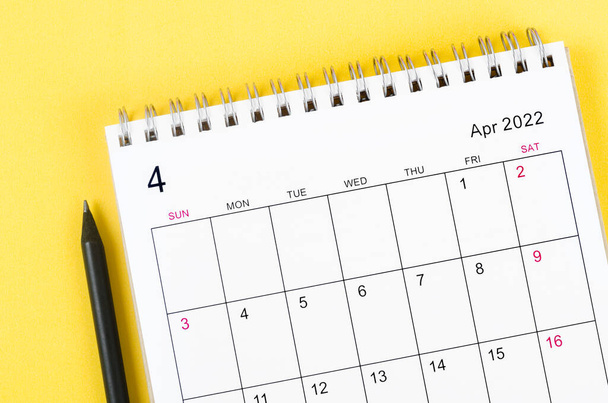 Close-up April 2022 desk calendar on yellow background. - Fotoğraf, Görsel