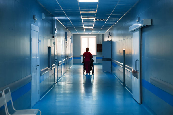 Deep hospital corridor, detail of a corridor in a hospital - Foto, afbeelding