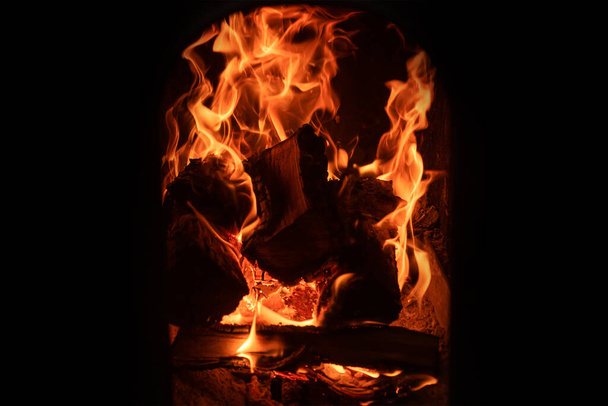 Um fogo arde numa lareira. Fogo para aquecer. Um belo fogo queimando em uma lareira aconchegante para o Natal - Foto, Imagem