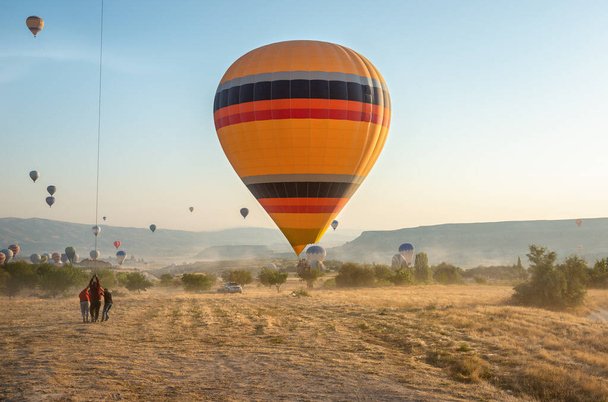 Αερόστατα προσγείωσης στην Καππαδοκία - Φωτογραφία, εικόνα