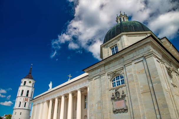 Çan kulesi manzarası ve St. Stanislaus ve St. Vladislav Katedral Meydanı 'ndaki Katedral Bazilikası, Vilnius. - Fotoğraf, Görsel