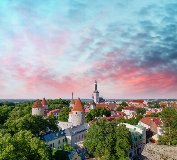 Воздушный вид Таллинна на закате с городской башни, Эстония - Фото, изображение