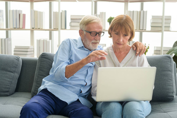 Happy Caucasian senior couple using laptop at home - Zdjęcie, obraz
