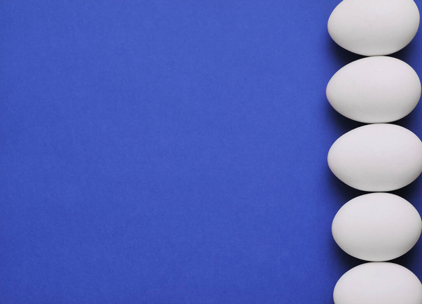 weiße Eier auf blauem Hintergrund - Foto, Bild