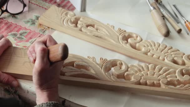 Nahaufnahme eines Holzschnitzers bei der Arbeit - Filmmaterial, Video