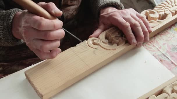 Κοντινό πλάνο ενός ξυλογλύπτη στην εργασία - Πλάνα, βίντεο